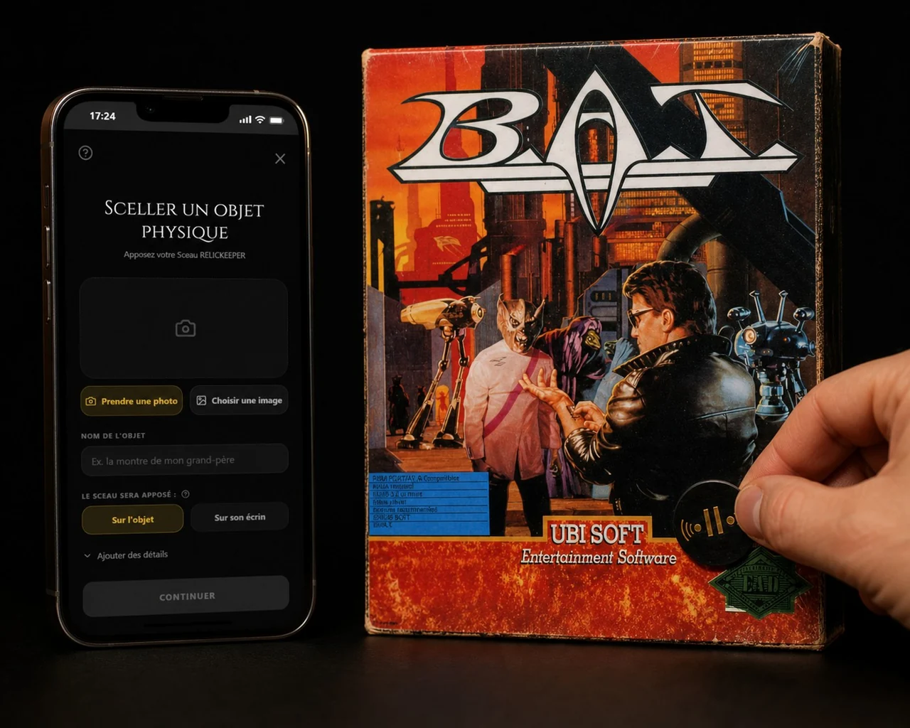Une boîte de jeu vintage scellée avec l’app RELICKEEPER sur téléphone